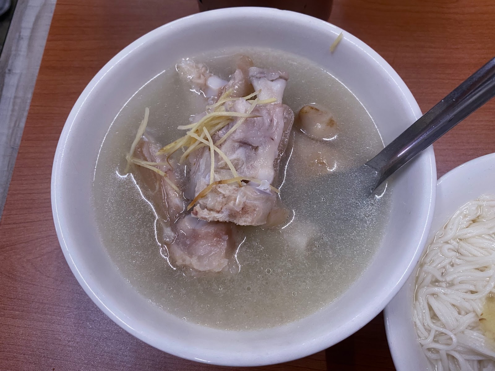 許仔豬腳麵線 豬腳湯