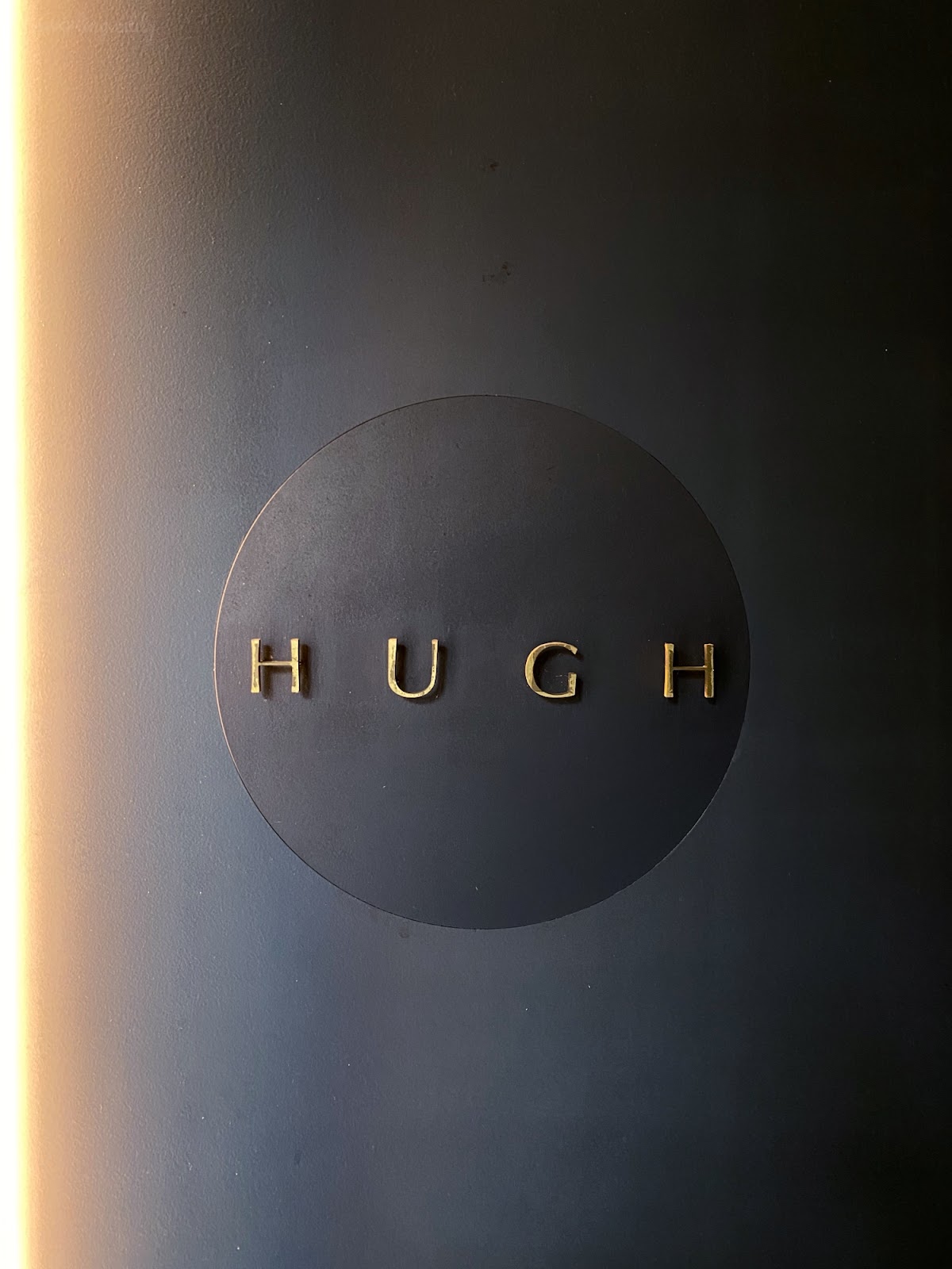 HUGH 門口可以看到的招牌