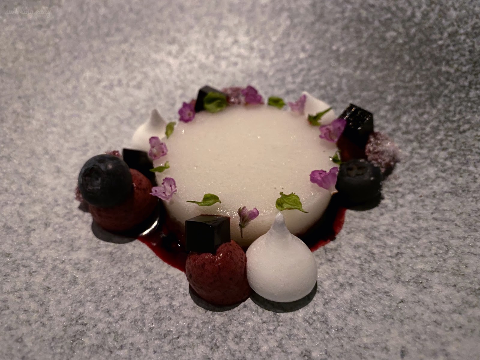 HUGH 主廚創作,白酒雪酪/紫蘇花紫蘇苗/桑葚醬汁、慕絲、果凍/藍莓及軟糖