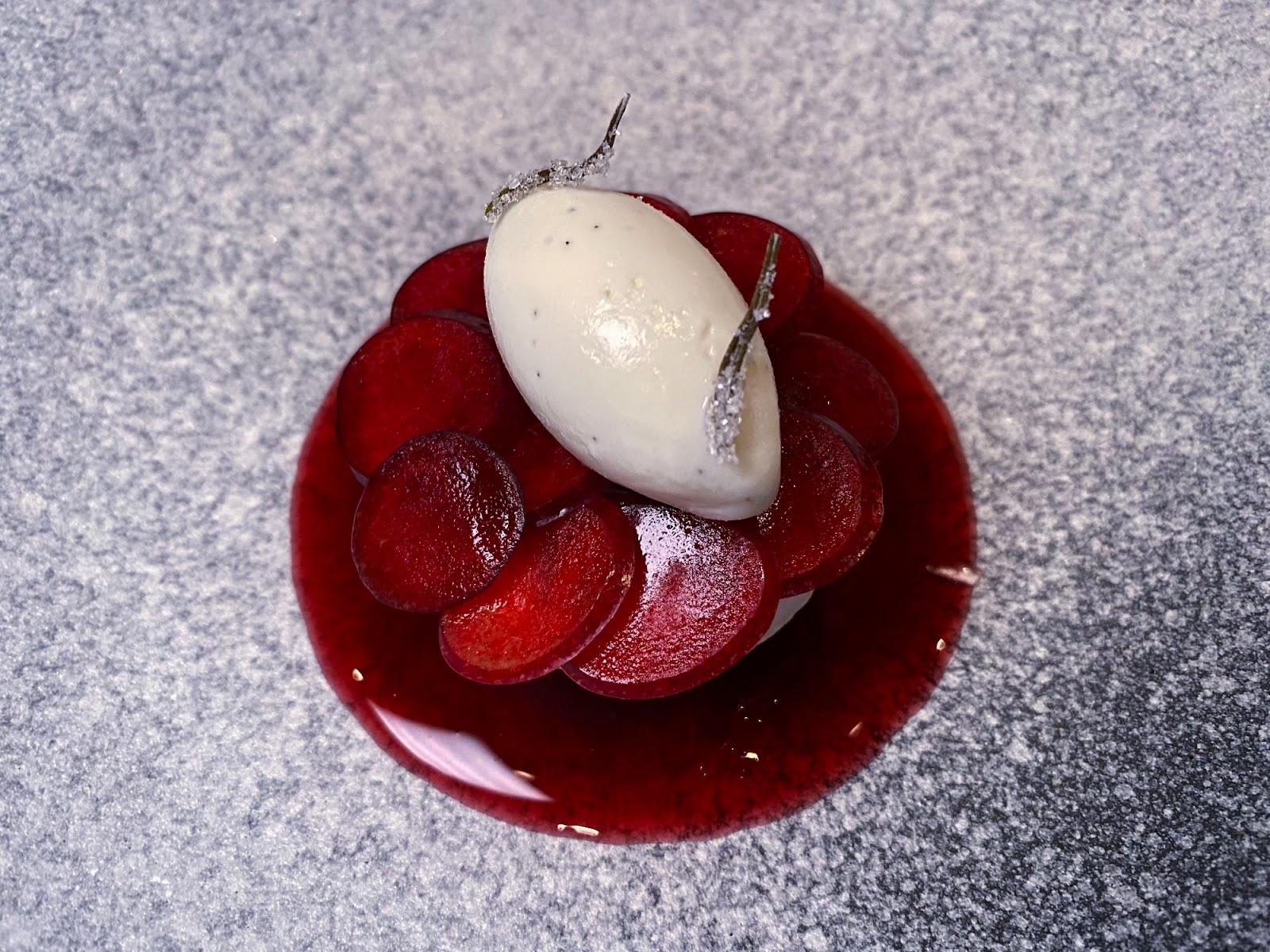HUGH dessert dining 迷迭香奶霜/雪莉醋覆盆子果膠/櫻桃切片/香草白巧克力冰淇淋/洛神醬汁