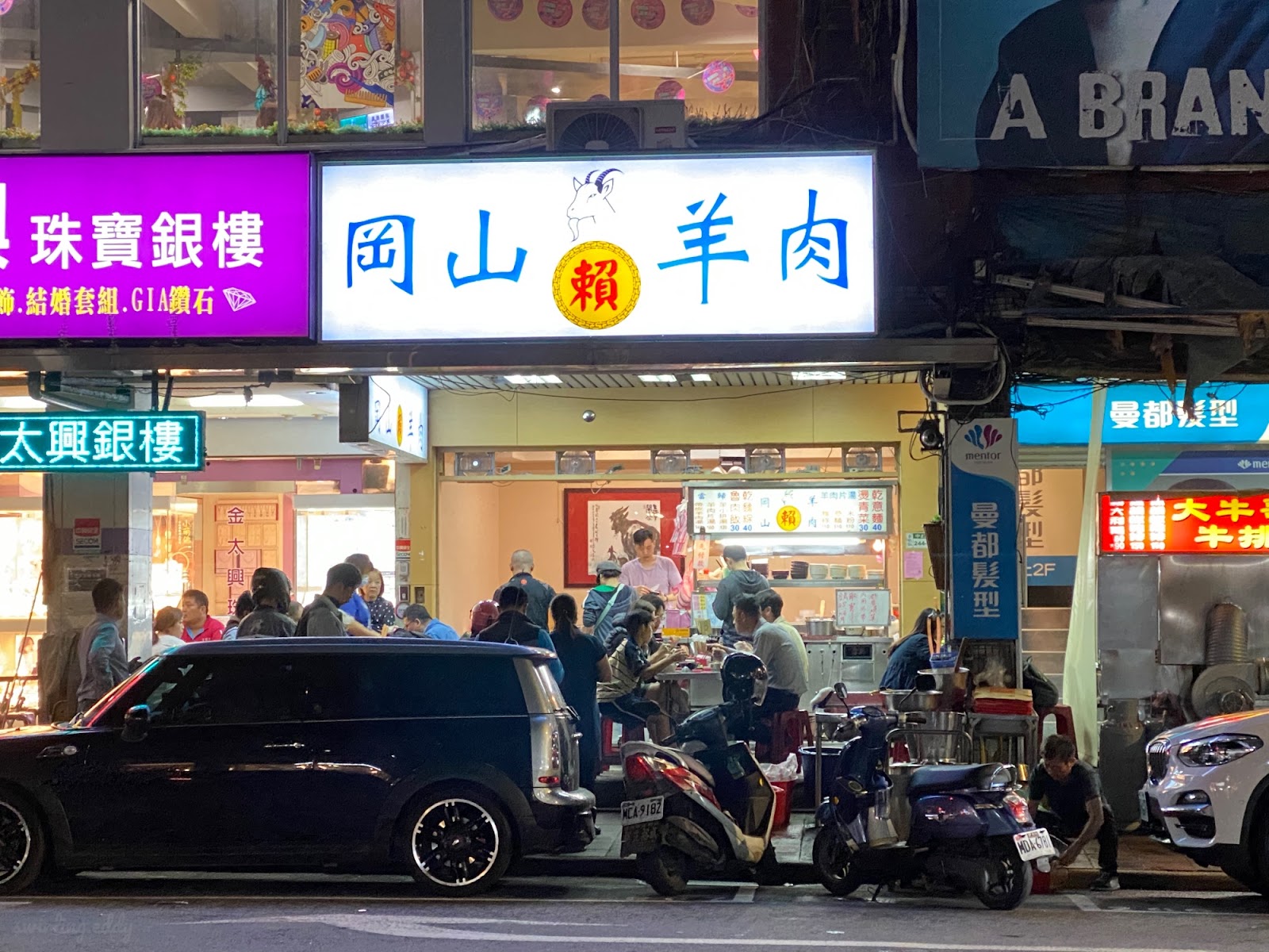 賴岡山羊肉 人山人海